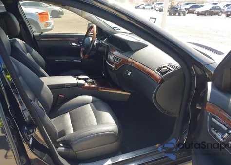 2011 Mercedes-Benz S 550 z USA, uszkodzony, nr VIN WDDNG7BB0BA388665